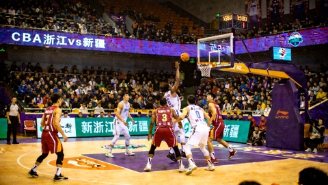 看球网篮球赛事：CBA浙江对阵新疆比赛现场画面