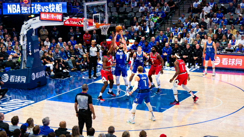 看球网篮球赛事：NBA独行侠对阵快船比赛现场画面
