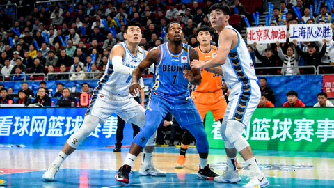 看球网篮球赛事：CBA北京对阵上海比赛现场画面