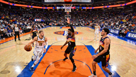看球网篮球赛事：NBA掘金对阵太阳比赛现场画面